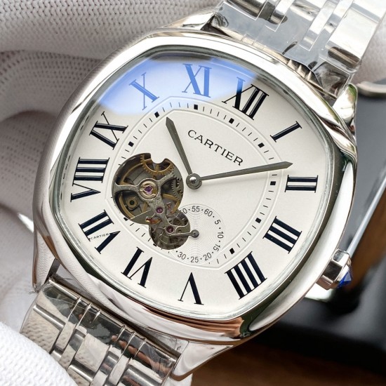 实物拍摄品牌:卡地亚-CARTIER 类型:男士腕表表壳:316精钢(做工上乘)表带:进口小牛皮/316精钢(两种可选)机芯:高级定制全自动机械机芯(走时稳定)材料:高级强化镀膜镜面尺寸:直径42mm,厚度13mm 实物拍摄品牌:卡地亚-CARTIER 类型:男士腕表表壳:316精钢(做工上乘)表带:进口小牛皮/316精钢(两种可选)机芯:高级定制全自动机械机芯(走时稳定)材料:高级强化镀膜镜面尺寸:直径42mm,厚度13mm