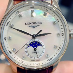 【赵丽颖同款】Longines浪琴 名匠系列女士腕表。全新浪琴名匠月相腕表系列。 诠释女性高贵典雅。精钢表壳直径：34毫米尺寸。官方一致6字位月相1-31日期显示功能。进口石英机芯。三码合一。采用进口头层牛皮、原装蝴蝶扣。珍珠母贝表盘在女表中是运用较多的元素，浪琴为其搭配了12颗钻石时标，将女性魅力发挥到极致。盘面6点钟位置的小表盘显示月相和日期，兼顾实用性和浪漫感，精巧别致。字表盘扫描打版，颜色、“麦粒”格纹深浅、内影字体大小粗细与正品完全一致。