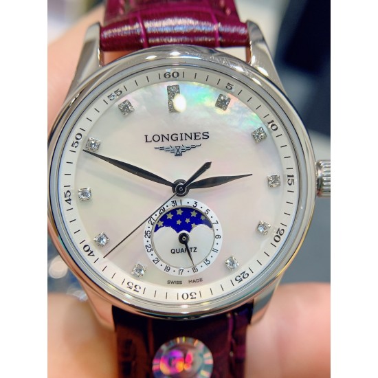 【赵丽颖同款】Longines浪琴 名匠系列女士腕表。全新浪琴名匠月相腕表系列。 诠释女性高贵典雅。精钢表壳直径:34毫米尺寸。官方一致6字位月相1-31日期显示功能。进口石英机芯。三码合一。采用进口头层牛皮、原装蝴蝶扣。珍珠母贝表盘在女表中是运用较多的元素,浪琴为其搭配了12颗钻石时标,将女性魅力发挥到极致。盘面6点钟位置的小表盘显示月相和日期,兼顾实用性和浪漫感,精巧别致。字表盘扫描打版,颜色、“麦粒”格纹深浅、内影字体大小粗细与正品完全一致。 【赵丽颖同款】Longines浪琴 名匠系列女士腕表。全新浪琴名匠月相腕表系列。 诠释女性高贵典雅。精钢表壳直径:34毫米尺寸。官方一致6字位月相1-31日期显示功能。进口石英机芯。三码合一。采用进口头层牛皮、原装蝴蝶扣。珍珠母贝表盘在女表中是运用较多的元素,浪琴为其搭配了12颗钻石时标,将女性魅力发挥到极致。盘面6点钟位置的小表盘显示月相和日期,兼顾实用性和浪漫感,精巧别致。字表盘扫描打版,颜色、“麦粒”格纹深浅、内影字体大小粗细与正品完全一致。