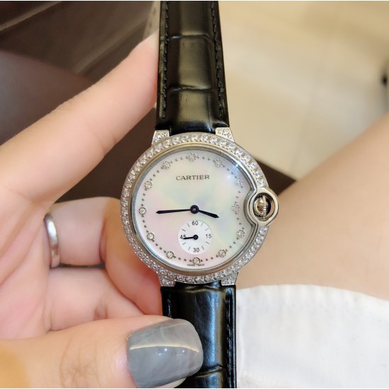 卡地亚 CARTIER 蓝气球奢华系列,316L精钢材质,简约又别具品味,摒弃了现代盛行的繁复华丽的修饰,以简约重新诠释唯美,打造独家高品质,采用高级珍珠贝母制作出表盘,优雅精致高贵气质尽显无漏。尺寸36mm*12mm。 卡地亚 CARTIER 蓝气球奢华系列,316L精钢材质,简约又别具品味,摒弃了现代盛行的繁复华丽的修饰,以简约重新诠释唯美,打造独家高品质,采用高级珍珠贝母制作出表盘,优雅精致高贵气质尽显无漏。尺寸36mm*12mm。