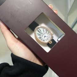 ⚠️到货啦 新版宝玑       实拍 Breguet-宝玑那不勒斯皇后系列！        史上最强最美 超薄 最新升级版本 绝对值得拥有的一款 正品一致的拉丁料绢表带 蓝宝石拱桥弧形玻璃 表盘用天然白色珍珠母贝 阿拉伯数字时符 经典的蓝钢宝玑指针 6点位设有一颗水滴形钻石  机芯是586/1自动上链机  我们一直正品完美复刻 那不勒斯皇后款 绝对的女神气质名媛款 最重要的是百搭得来不失少女心 必入款❗带上一秒变女神，各种派对，晚会，聚会，约会，发布会，让你BlingBling。