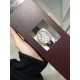 ⚠️到货啦 新版宝玑 实拍 Breguet-宝玑那不勒斯皇后系列! 史上最强最美 超薄 最新升级版本 绝对值得拥有的一款 正品一致的拉丁料绢表带 蓝宝石拱桥弧形玻璃 表盘用天然白色珍珠母贝 阿拉伯数字时符 经典的蓝钢宝玑指针 6点位设有一颗水滴形钻石 机芯是586/1自动上链机 我们一直正品完美复刻 那不勒斯皇后款 绝对的女神气质名媛款 最重要的是百搭得来不失少女心 必入款❗带上一秒变女神,各种派对,晚会,聚会,约会,发布会,让你BlingBling。 ⚠️到货啦 新版宝玑 实拍 Breguet-宝玑那不勒斯皇后系列! 史上最强最美 超薄 最新升级版本 绝对值得拥有的一款 正品一致的拉丁料绢表带 蓝宝石拱桥弧形玻璃 表盘用天然白色珍珠母贝 阿拉伯数字时符 经典的蓝钢宝玑指针 6点位设有一颗水滴形钻石 机芯是586/1自动上链机 我们一直正品完美复刻 那不勒斯皇后款 绝对的女神气质名媛款 最重要的是百搭得来不失少女心 必入款❗带上一秒变女神,各种派对,晚会,聚会,约会,发布会,让你BlingBling。