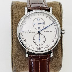 IWS新品 颜值巅峰IWC旗下最耀眼的明星，万国长动能月相专家。全新的葡萄牙系列系列IW544401透底腕表。【表壳】316L精钢表壳，打磨抛光非常圆润。小秒针盘位于6点钟位置附拨针停秒功能。3点位写有PORTOFINO（柏涛菲诺英文）双面防反光拱形蓝宝石镀膜镜面！【表带】意大利小牛皮！【机芯】自主研制自动上链机械机芯，机芯稳定，走时准。IWC旗下最耀眼的透底腕表。适合各种商务场合，简敛精致不失优雅！IWS Factory匠心力作 欢迎各路表友品鉴！