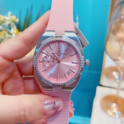 江诗丹顿-VACHERON CONSTANTIN纵横四海系列火热上市，突破传统，时尚优雅的多彩表带，可满足佩戴者在不同场合的需求，多样化的色彩设计演绎大胆而时尚的风格，江诗丹顿在装置时始终将舒适性放在首位，确保腕表完美贴合手腕，纯钢表壳，进口石英机芯，蓝宝石水晶玻璃，舒适胶质表带，采用原装针式表扣佩戴方便！尺寸:36.5mm