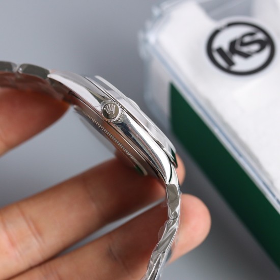 顶级做工KS新品:劳力士 日志 不断提高复刻效果,ROLEX劳力士 间金、间玫、精钢不断改进的钻研精神,特别是五大神器的业界认可,目前销量一直成上升趋势!【尺寸】直径41mm【表镜】抗刮损蓝水晶玻璃,防反光凸透式放大日历窗【表壳】上链表冠,【机芯】稳定复刻2836自动机械机芯、【表带】蚝式三节表链折叠扣,防水大于100米 顶级做工KS新品:劳力士 日志 不断提高复刻效果,ROLEX劳力士 间金、间玫、精钢不断改进的钻研精神,特别是五大神器的业界认可,目前销量一直成上升趋势!【尺寸】直径41mm【表镜】抗刮损蓝水晶玻璃,防反光凸透式放大日历窗【表壳】上链表冠,【机芯】稳定复刻2836自动机械机芯、【表带】蚝式三节表链折叠扣,防水大于100米