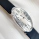 Baignoire de Cartier / oval shape / silver with diamonds Width 28mm . length 39mm 卡地亚创新与复古撞击的审美 / Baignoire腕表卡地亚浴缸系列,法式优雅的椭圆形设计搭配柔软绢丝表带,便捷式折叠表扣,略微弯曲的表壳完美贴合手腕曲线,配载瑞士石英机芯,淬火钢蓝剑形指针,耐磨损镜面,宽度28mm ,长度39mm Baignoire de Cartier / oval shape / silver with diamonds Width 28mm . length 39mm 卡地亚创新与复古撞击的审美 / Baignoire腕表卡地亚浴缸系列,法式优雅的椭圆形设计搭配柔软绢丝表带,便捷式折叠表扣,略微弯曲的表壳完美贴合手腕曲线,配载瑞士石英机芯,淬火钢蓝剑形指针,耐磨损镜面,宽度28mm ,长度39mm