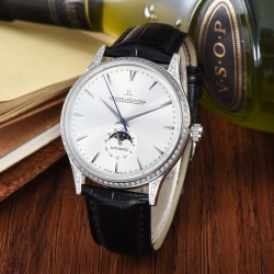Jaeger-leCoultre Master Ultra Thin Moon积家超薄月相大师系列42mm腕表，简洁的线条设计，赏心悦目的表盘。 显示令表盘尽显活力，6位24小时指针宛如一幕和谐美妙的腕上芭蕾。透过玻璃底盖，机芯运行一目了然。这款厚度仅5.8毫米的超薄机芯向世人证实，超凡的技艺和极尽复杂的功能可以在狭小的空间内完美展现。顶级出品 精品不断