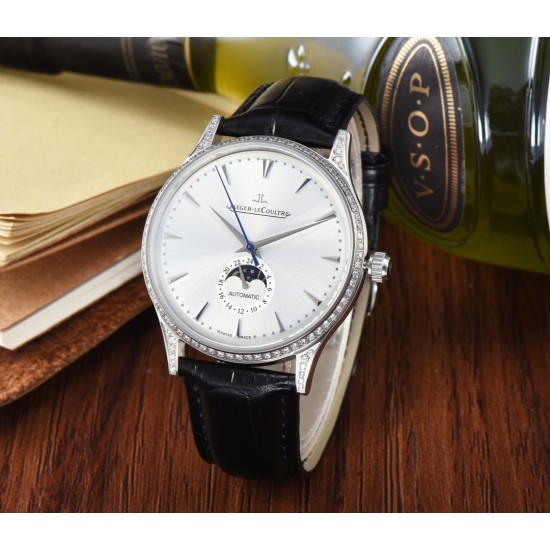 Jaeger-leCoultre Master Ultra Thin Moon积家超薄月相大师系列42mm腕表,简洁的线条设计,赏心悦目的表盘。 显示令表盘尽显活力,6位24小时指针宛如一幕和谐美妙的腕上芭蕾。透过玻璃底盖,机芯运行一目了然。这款厚度仅5.8毫米的超薄机芯向世人证实,超凡的技艺和极尽复杂的功能可以在狭小的空间内完美展现。顶级出品 精品不断 Jaeger-leCoultre Master Ultra Thin Moon积家超薄月相大师系列42mm腕表,简洁的线条设计,赏心悦目的表盘。 显示令表盘尽显活力,6位24小时指针宛如一幕和谐美妙的腕上芭蕾。透过玻璃底盖,机芯运行一目了然。这款厚度仅5.8毫米的超薄机芯向世人证实,超凡的技艺和极尽复杂的功能可以在狭小的空间内完美展现。顶级出品 精品不断