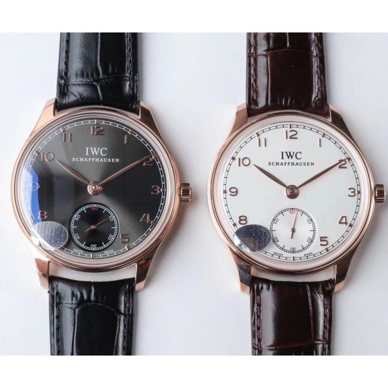 IWC 万国(葡萄牙系列)V3版 IW545408型腕表,简称“琼斯之剑”。正品开模,干练整洁,专为男士打造的腕表。锅盖蓝宝石玻璃,手动上弦的滴答声,背透镶嵌的红宝石,来回摆动的游丝走线,纯粹的机械之美,都让每个狂热的机械爱好者深深着迷!表盘尺寸:44毫米X10机芯类型:手动机㭜系列型号:98295动力储存:46小时表镜材质:兰宝石玻璃表带材质:意大利小牛皮表扣类型:针扣后盖表底:透底功能风格:6位小秒针,纯粹机械之美! IWC 万国(葡萄牙系列)V3版 IW545408型腕表,简称“琼斯之剑”。正品开模,干练整洁,专为男士打造的腕表。锅盖蓝宝石玻璃,手动上弦的滴答声,背透镶嵌的红宝石,来回摆动的游丝走线,纯粹的机械之美,都让每个狂热的机械爱好者深深着迷!表盘尺寸:44毫米X10机芯类型:手动机㭜系列型号:98295动力储存:46小时表镜材质:兰宝石玻璃表带材质:意大利小牛皮表扣类型:针扣后盖表底:透底功能风格:6位小秒针,纯粹机械之美!