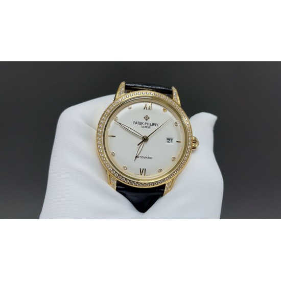 百达翡丽-PATEK PHILIPPE-火热新款式,新款锅盖,耗时长达8个月!超薄男士自动机械腕表,采用进口原装9015机芯,每小时振频28800次,零返修质量,直径40mm原装尺寸,超薄工艺8mm,锅盖玻璃材质!超强防水50米!专柜同款,一比一复刻!带上他锋芒尽显,气派不凡!耀眼光辉,永恒尊贵。⚠️请认准专业独家品质!欢迎转载 百达翡丽-PATEK PHILIPPE-火热新款式,新款锅盖,耗时长达8个月!超薄男士自动机械腕表,采用进口原装9015机芯,每小时振频28800次,零返修质量,直径40mm原装尺寸,超薄工艺8mm,锅盖玻璃材质!超强防水50米!专柜同款,一比一复刻!带上他锋芒尽显,气派不凡!耀眼光辉,永恒尊贵。⚠️请认准专业独家品质!欢迎转载