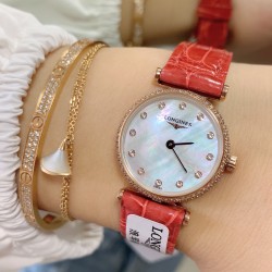 实拍 LONGINES【浪琴】新款女士腕表小巧精致，以钻石装饰、搭配色彩鲜明鳄鱼皮表带，优雅藏在细节里，时尚高雅的来凸显个人风格，优雅地停留在手腕，纯钢表壳，瑞士机芯，蓝宝石镜面，