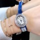 实拍 Cartier HYPNOSE系列腕表卡地亚椭圆双环交叠,演绎卡地亚柔美细腻的标志性风格。腕表灵动深邃,玫瑰金表壳镶嵌明亮式切割圆钻,太阳纹放射效果的表盘与剑形蓝钢指针,搭配鳄鱼皮带 典雅又唯美,再随机配送一条牛皮 30*26mm小号表款,搭配瑞士石英机芯,非常适合女性佩戴。 实拍 Cartier HYPNOSE系列腕表卡地亚椭圆双环交叠,演绎卡地亚柔美细腻的标志性风格。腕表灵动深邃,玫瑰金表壳镶嵌明亮式切割圆钻,太阳纹放射效果的表盘与剑形蓝钢指针,搭配鳄鱼皮带 典雅又唯美,再随机配送一条牛皮 30*26mm小号表款,搭配瑞士石英机芯,非常适合女性佩戴。