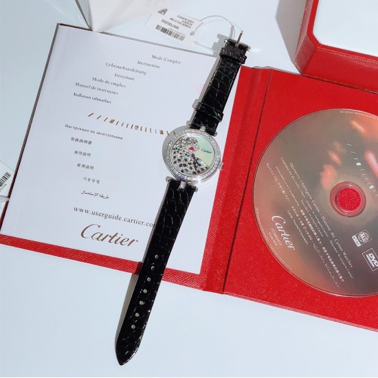 实拍 卡地亚-Cartier，狠货来袭，全真镶钻字面，瑞士石英机芯，加厚蓝宝石镜面[强]搭配美洲鳄鱼皮带[耶]尺寸35mm，超级漂亮、时尚不容错过