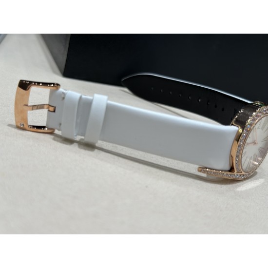 伯爵69Limelight Gala腕表超级版 正品级腕表尺寸32mm有鳄鱼皮表带,绢丝表带,牛皮表带可选运用一流的壳套打磨工艺,诠释伯爵优雅气质。表扣细节工艺,搭配施华洛世奇水钻,偶然一亮,清新脱俗。采用定制版瑞士石英机芯,续航给力,走时稳健,零返修。镶饰60颗明亮式切割钻(约0.92克拉)。表扣镶饰单颗明亮式切割施华洛世奇水钻(约0.01克拉)动人线条衬托优雅气质 伯爵69Limelight Gala腕表超级版 正品级腕表尺寸32mm有鳄鱼皮表带,绢丝表带,牛皮表带可选运用一流的壳套打磨工艺,诠释伯爵优雅气质。表扣细节工艺,搭配施华洛世奇水钻,偶然一亮,清新脱俗。采用定制版瑞士石英机芯,续航给力,走时稳健,零返修。镶饰60颗明亮式切割钻(约0.92克拉)。表扣镶饰单颗明亮式切割施华洛世奇水钻(约0.01克拉)动人线条衬托优雅气质