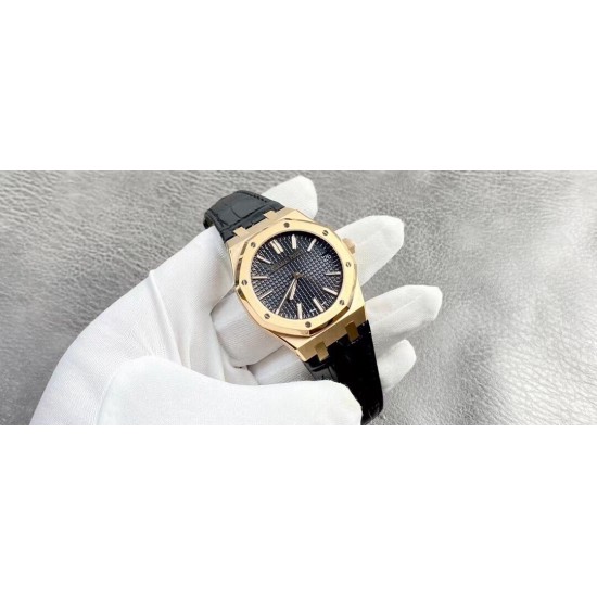 AP 爱彼 皇家橡树15510A周年特别版,玫瑰金黑盘皮带款!采用4302一体机芯,动力长达72小时更稳定——玫瑰金版!原版一比一复刻,尺寸为41X10.4毫米与正品一致!完美还原正品表壳的每一处细节,尽显正品“棱角分明 坚毅果敢”的阳刚气质。钢带的做工无可挑剔,比市面上任何钢带表做工均要更上一层楼,钢带头粒和表头衔接的“缓冲带”的松紧程度与正品一模一样。表盘的“饼干纹理”立体饱满! AP 爱彼 皇家橡树15510A周年特别版,玫瑰金黑盘皮带款!采用4302一体机芯,动力长达72小时更稳定——玫瑰金版!原版一比一复刻,尺寸为41X10.4毫米与正品一致!完美还原正品表壳的每一处细节,尽显正品“棱角分明 坚毅果敢”的阳刚气质。钢带的做工无可挑剔,比市面上任何钢带表做工均要更上一层楼,钢带头粒和表头衔接的“缓冲带”的松紧程度与正品一模一样。表盘的“饼干纹理”立体饱满!