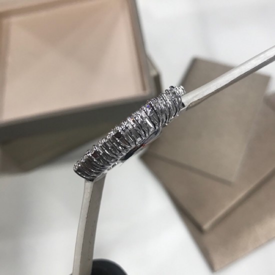 萧邦Happy Diamonds系列特别款!2019年官网力推款!2018即将过去,新的一年从元旦开始!枫叶美丽并寓意着坚毅精神!即代表永恒爱情送给恋人,也代表对美好的回忆,可送给一路陪伴的朋友,还代表一种岁月的轮回。1比1超前做工同步首发!表面配置三块蓝宝石防刮玻璃,瑞士朗达机芯,尺寸:外径34mm内径14mm。表带14/12。 萧邦Happy Diamonds系列特别款!2019年官网力推款!2018即将过去,新的一年从元旦开始!枫叶美丽并寓意着坚毅精神!即代表永恒爱情送给恋人,也代表对美好的回忆,可送给一路陪伴的朋友,还代表一种岁月的轮回。1比1超前做工同步首发!表面配置三块蓝宝石防刮玻璃,瑞士朗达机芯,尺寸:外径34mm内径14mm。表带14/12。
