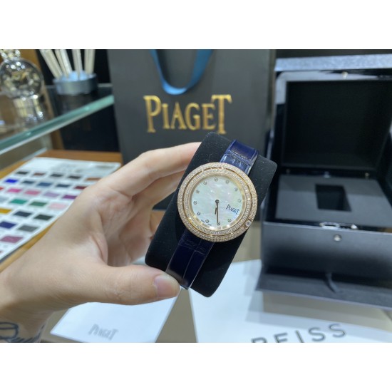 全网女生听我的!买它…❤️。 伯爵“时来运转”顶级奢侈品入门款第一眼看到它的时候我一眼就中,首先是外观设计足够百搭,旋转式表圈可自由转动,外层一圈可来回转动 很有寓意、一起“转动,遇见非凡”。百搭中号34尺寸!上手很秀气,彩色鳄鱼皮可轻松拆卸 看上去就高端,机芯采用瑞士进口石英机芯,螺旋式表圈316L精钢打磨抛光 表面光亮如镜、表盘内圈钻石刻度 11颗⭕️圆形美钻、外圈42颗圆形美钻 全网女生听我的!买它…❤️。 伯爵“时来运转”顶级奢侈品入门款第一眼看到它的时候我一眼就中,首先是外观设计足够百搭,旋转式表圈可自由转动,外层一圈可来回转动 很有寓意、一起“转动,遇见非凡”。百搭中号34尺寸!上手很秀气,彩色鳄鱼皮可轻松拆卸 看上去就高端,机芯采用瑞士进口石英机芯,螺旋式表圈316L精钢打磨抛光 表面光亮如镜、表盘内圈钻石刻度 11颗⭕️圆形美钻、外圈42颗圆形美钻