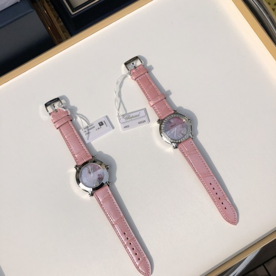 1993年面世的Happy Sport腕表,是Chopard萧邦首款结合钻石与精钢表壳的腕表。时至今日,它仍然是Chopard萧邦最具代表性、同时也是最受欢迎的款式之一。探索全系列奢华灵动钻石女士腕表‼️ 1993年面世的Happy Sport腕表,是Chopard萧邦首款结合钻石与精钢表壳的腕表。时至今日,它仍然是Chopard萧邦最具代表性、同时也是最受欢迎的款式之一。探索全系列奢华灵动钻石女士腕表‼️