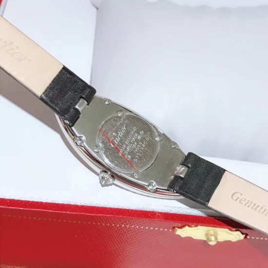 实拍 卡地亚-Cartier 橄榄形女士腕表 瑞士石英机芯 镀膜玻璃镜面 表壳尺寸22x48mm厚度约7mm有皮带和娟带可选!独特的橄榄形表壳镶嵌皓石 含蓄优雅 代表了卡地亚风格之精髓 简约设计与时尚风范完美融合。WuWu™️ 实拍 卡地亚-Cartier 橄榄形女士腕表 瑞士石英机芯 镀膜玻璃镜面 表壳尺寸22x48mm厚度约7mm有皮带和娟带可选!独特的橄榄形表壳镶嵌皓石 含蓄优雅 代表了卡地亚风格之精髓 简约设计与时尚风范完美融合。WuWu™️
