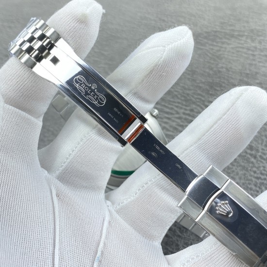 ROLEX 劳力士 蚝式恒动日志型41mm系列腕表,直径41mm,经典的蚝式表壳搭配三角坑纹外圈,把头采用旋入式设计,抗刮损蓝水晶玻璃,防反光凸透式放大(2.5倍)日历窗,隐蔽式摺叠皇冠带扣,矜持有度秀而不媚 恒久优雅! ROLEX 劳力士 蚝式恒动日志型41mm系列腕表,直径41mm,经典的蚝式表壳搭配三角坑纹外圈,把头采用旋入式设计,抗刮损蓝水晶玻璃,防反光凸透式放大(2.5倍)日历窗,隐蔽式摺叠皇冠带扣,矜持有度秀而不媚 恒久优雅!