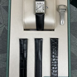 卡地亚超薄坦克Cartier Tank Solo系列，进口瑞士石英机芯，圆珠形表冠，镶嵌一颗凸圆形合成尖晶石，珠光红表盘，罗马数字时标，剑形蓝钢指针，蓝宝石水晶镜面，搭配意大利牛皮表带。直径：小号2431mm,中号2734mm。
