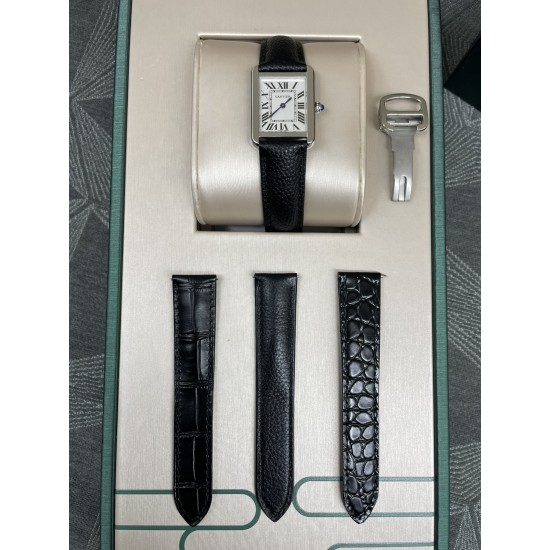 卡地亚超薄坦克Cartier Tank Solo系列,进口瑞士石英机芯,圆珠形表冠,镶嵌一颗凸圆形合成尖晶石,珠光红表盘,罗马数字时标,剑形蓝钢指针,蓝宝石水晶镜面,搭配意大利牛皮表带。直径:小号2431mm,中号2734mm。 卡地亚超薄坦克Cartier Tank Solo系列,进口瑞士石英机芯,圆珠形表冠,镶嵌一颗凸圆形合成尖晶石,珠光红表盘,罗马数字时标,剑形蓝钢指针,蓝宝石水晶镜面,搭配意大利牛皮表带。直径:小号2431mm,中号2734mm。