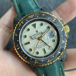 Diw新作勞力士超限量中东版 GMT-MASTER II  Diw团队重新制作了碳纤维表壳，同时包含表圈、面盘等零件也全都是碳纤维材质，其中碳纤维表圈上数字刻度首次采用全新碳纤维植丁技术（非填油）塑造丰富视觉层次，质感细腻。透视底盖可清楚展示正反快速调日历的劳力士专属cal.3186机芯。搭配柔软魔术贴表带和一体碳纤维表扣。首批量产提供4种颜色表盘可选，5种不同颜色风格表带。