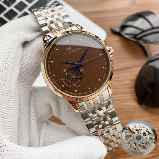 实物拍摄品牌：万国-IWC  类型：[酷]男士腕表表壳：316精钢（做工优质）表带：进口真牛皮/316精钢(两种可选)机芯：高级定制全自动机械机芯（走时稳定）玻璃：高级强化镀膜镜面尺寸：直径40mm，厚度12mm