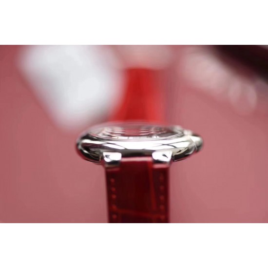 V6出品 CARTIER卡地亚蓝气球系列WSBB0022腕表,蓝气球系列,新款,中国红,尺寸:33*11毫米,悦目的红色,既象征爱情的热烈,也传达团圆的喜悦。浓情蜜意,化作红色鳄鱼皮表带,在爱人的腕间缠绕;凸圆形尖晶石镶嵌在凹槽式表冠,优雅而静谧;红色阳光射线纹饰表盘流光溢彩,如绚烂的红玫瑰,见证幸福与喜悦的时刻;剑形银色指针精准地记录下永恒的挚爱宣言,触动爱的心跳。此次一次性发售的卡地亚“中国红”蓝气球腕表,将为2020新年带来鸿运好彩头。 V6出品 CARTIER卡地亚蓝气球系列WSBB0022腕表,蓝气球系列,新款,中国红,尺寸:33*11毫米,悦目的红色,既象征爱情的热烈,也传达团圆的喜悦。浓情蜜意,化作红色鳄鱼皮表带,在爱人的腕间缠绕;凸圆形尖晶石镶嵌在凹槽式表冠,优雅而静谧;红色阳光射线纹饰表盘流光溢彩,如绚烂的红玫瑰,见证幸福与喜悦的时刻;剑形银色指针精准地记录下永恒的挚爱宣言,触动爱的心跳。此次一次性发售的卡地亚“中国红”蓝气球腕表,将为2020新年带来鸿运好彩头。