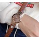 欧米茄 OMEGA LADYMATIC 【妮可基德曼女神的拥护者】备受瞩目的鸟巢系列新品腕表。316L精钢材质,采用精巧绝伦贝壳表盘面,搭配蓝宝石水晶镜面凸显效果美轮美奂,精细手工彰显不俗的质感,搭载进口石英机芯,进口小牛皮搭配原装表扣和全钢表带可供选择。女神必备珍品,你值得拥有!!尺寸34mm*10mm。 欧米茄 OMEGA LADYMATIC 【妮可基德曼女神的拥护者】备受瞩目的鸟巢系列新品腕表。316L精钢材质,采用精巧绝伦贝壳表盘面,搭配蓝宝石水晶镜面凸显效果美轮美奂,精细手工彰显不俗的质感,搭载进口石英机芯,进口小牛皮搭配原装表扣和全钢表带可供选择。女神必备珍品,你值得拥有!!尺寸34mm*10mm。