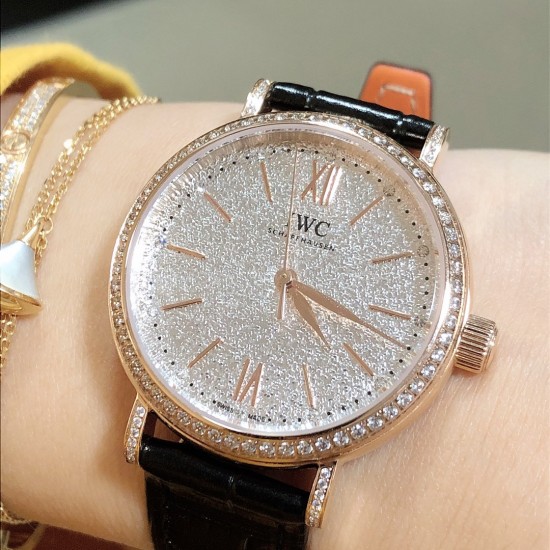 【IWC 2019推出女士全新 Portofino波涛菲诺系列】1⃣️:壳套尺寸34mm/8.8mm采用316精钢材质打磨,每个壳套全程CNC处理所有细节达到完美2⃣️:采用进口日本9015天文台级别经过本厂严格把控 调试 达到零返修稳定性3⃣️:采用瑞士蓝宝石镜面 通透明亮4⃣️字面采用简洁的条丁罗马和表盘十二颗设计呈现出精致典雅之感5⃣️:表带采用原装快速更换系统搭配意大利小牛皮皮质柔软细腻:有六种颜色可选(绿色,兰色,黑色,深棕,酒红,粉色)6⃣️:原装表扣采用316精钢材质打磨 【IWC 2019推出女士全新 Portofino波涛菲诺系列】1⃣️:壳套尺寸34mm/8.8mm采用316精钢材质打磨,每个壳套全程CNC处理所有细节达到完美2⃣️:采用进口日本9015天文台级别经过本厂严格把控 调试 达到零返修稳定性3⃣️:采用瑞士蓝宝石镜面 通透明亮4⃣️字面采用简洁的条丁罗马和表盘十二颗设计呈现出精致典雅之感5⃣️:表带采用原装快速更换系统搭配意大利小牛皮皮质柔软细腻:有六种颜色可选(绿色,兰色,黑色,深棕,酒红,粉色)6⃣️:原装表扣采用316精钢材质打磨