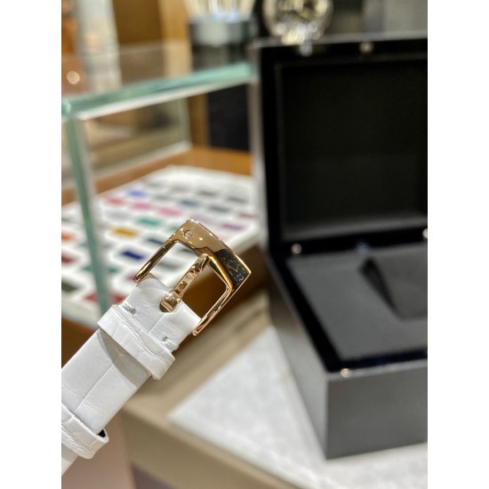 RF厂伯爵新款小号26mm。Limelight Gala系列的女性钻石手表是绝对诱惑的标志,表盘独特的6与9的造型,混合艺术,设计和珠宝,他们赞扬充满活力和大胆女性气质。在伯爵的眼里,每一位演绎人生故事的女主角,都注定拥有出众魅力!别出心裁,不断进阶超越。尺寸26mm 机芯:瑞士朗达机芯 玻璃:蓝宝石镜面 皮带:美洲鳄鱼皮 RF厂伯爵新款小号26mm。Limelight Gala系列的女性钻石手表是绝对诱惑的标志,表盘独特的6与9的造型,混合艺术,设计和珠宝,他们赞扬充满活力和大胆女性气质。在伯爵的眼里,每一位演绎人生故事的女主角,都注定拥有出众魅力!别出心裁,不断进阶超越。尺寸26mm 机芯:瑞士朗达机芯 玻璃:蓝宝石镜面 皮带:美洲鳄鱼皮