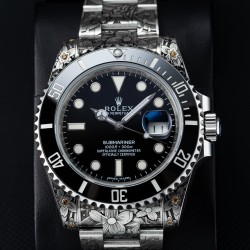 ROLEX劳力士水鬼搭配 纯手工雕花效果，仿佛枯燥的时间机器赋予了桀骜不羁的灵魂，真正的西装暴徒。一跃而起腾起的水花，将鲤鱼衬托得动感十足，寓意锦鲤化龙转运，势必风生水起。整表搭载最新版3135机芯，所有配件原厂互换。以最小的代价玩最酷的表，欢迎品鉴！！！