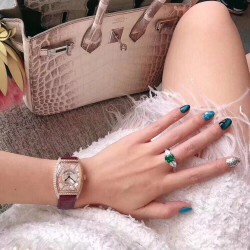 Franck muller法兰克穆勒 FM奢华镶钻石英女表✔️延续FM经典酒桶外壳造型、镶嵌进口5A水钻‼️高品质、大牌范儿真皮表带材质、进口石英机芯，✨时间简约名媛，深受各大明星女神喜爱