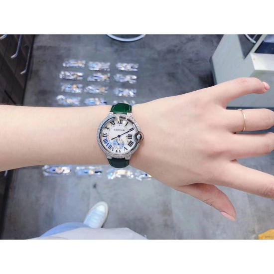卡地亚 CARTIER 蓝气球奢华系列,316L精钢材质,简约又别具品味,摒弃了现代盛行的繁复华丽的修饰,以简约重新诠释唯美,打造独家高品质,采用高级珍珠贝母制作出表盘,优雅精致高贵气质尽显无漏。尺寸36mm*12mm。 卡地亚 CARTIER 蓝气球奢华系列,316L精钢材质,简约又别具品味,摒弃了现代盛行的繁复华丽的修饰,以简约重新诠释唯美,打造独家高品质,采用高级珍珠贝母制作出表盘,优雅精致高贵气质尽显无漏。尺寸36mm*12mm。