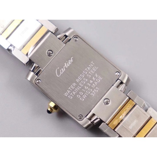 实拍 8848F出品卡地亚法国坦克!瑞士石英机芯,尺寸~25.35*20.3mm,其他的就不作多介绍了,均可官网查阅,下面我来讲讲它的迷人之处,坦克腕表家族中女性最喜欢的一个系列。首先正像坦克与履带的不可分离,法国坦克腕表的履带式表链不仅像一款简练的手镯将金属的光泽绽放无余,也更好的融合了坦克系列棱角分明、锐利的表壳边缘,二者的结合不仅使表款风格上有个完整的统一性,更是对坦克腕表系列的自由精神的完美诠释,因此法国坦克可谓是卡地亚坦克腕表系列之中的经典之作!保卡、吊牌、表带膜和外包装都有贴标型号!下手要快! 实拍 8848F出品卡地亚法国坦克!瑞士石英机芯,尺寸~25.35*20.3mm,其他的就不作多介绍了,均可官网查阅,下面我来讲讲它的迷人之处,坦克腕表家族中女性最喜欢的一个系列。首先正像坦克与履带的不可分离,法国坦克腕表的履带式表链不仅像一款简练的手镯将金属的光泽绽放无余,也更好的融合了坦克系列棱角分明、锐利的表壳边缘,二者的结合不仅使表款风格上有个完整的统一性,更是对坦克腕表系列的自由精神的完美诠释,因此法国坦克可谓是卡地亚坦克腕表系列之中的经典之作!保卡、吊牌、表带膜和外包装都有贴标型号!下手要快!