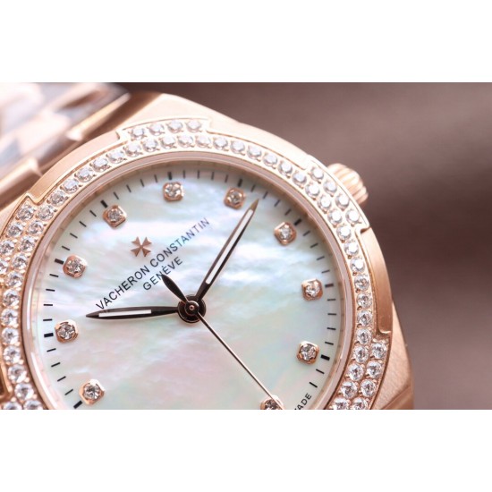 实拍【Vacheron Constantin江诗丹顿】纵横四海系列OVERSEAS女款小号型钢带款——一款极具魅力和旅行精神的女性腕表【表壳】直径36mm适合大部分女性佩戴,84颗圆形切割施华洛水更是钻璀璨夺目 【表盘】简约的大三针设计 旭日纹缎面拉丝的工艺处理 深邃优雅 时标均带白色夜光涂层 【机芯】CITIZEN8系列改Cal.5300机芯(机芯稳定零返修 ) 原装18k纳米镀金质摆陀 实拍【Vacheron Constantin江诗丹顿】纵横四海系列OVERSEAS女款小号型钢带款——一款极具魅力和旅行精神的女性腕表【表壳】直径36mm适合大部分女性佩戴,84颗圆形切割施华洛水更是钻璀璨夺目 【表盘】简约的大三针设计 旭日纹缎面拉丝的工艺处理 深邃优雅 时标均带白色夜光涂层 【机芯】CITIZEN8系列改Cal.5300机芯(机芯稳定零返修 ) 原装18k纳米镀金质摆陀