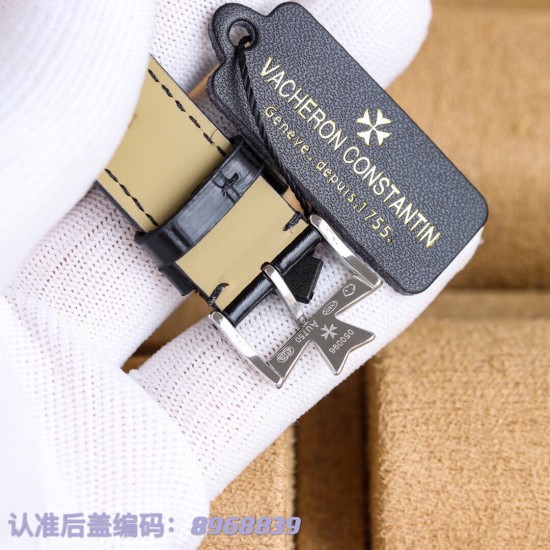 江诗丹顿 传承系列!搭配微孤式表耳设计,使之更加贴合佩戴者的手腕。简约大气的表盘设计,低调不失奢华。【机芯】搭载进口西铁城8215机芯,精准耐用【表镜】双卜拱型蓝宝石玻璃镜面,均有防眩晕镀膜处理【表针】优雅剑型指针,尾部结合表盘弧度特殊压弯处理【表带】双层意大利小牛皮,搭配马耳他十字针扣。尺寸40cm,追求完美! 江诗丹顿 传承系列!搭配微孤式表耳设计,使之更加贴合佩戴者的手腕。简约大气的表盘设计,低调不失奢华。【机芯】搭载进口西铁城8215机芯,精准耐用【表镜】双卜拱型蓝宝石玻璃镜面,均有防眩晕镀膜处理【表针】优雅剑型指针,尾部结合表盘弧度特殊压弯处理【表带】双层意大利小牛皮,搭配马耳他十字针扣。尺寸40cm,追求完美!