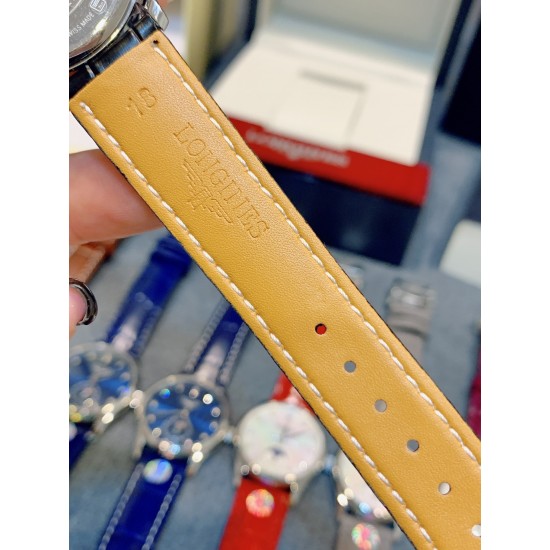【赵丽颖同款】Longines浪琴 名匠系列女士腕表。全新浪琴名匠月相腕表系列。 诠释女性高贵典雅。精钢表壳直径:34毫米尺寸。官方一致6字位月相1-31日期显示功能。进口石英机芯。三码合一。采用进口头层牛皮、原装蝴蝶扣。珍珠母贝表盘在女表中是运用较多的元素,浪琴为其搭配了12颗钻石时标,将女性魅力发挥到极致。盘面6点钟位置的小表盘显示月相和日期,兼顾实用性和浪漫感,精巧别致。字表盘扫描打版,颜色、“麦粒”格纹深浅、内影字体大小粗细与正品完全一致。 【赵丽颖同款】Longines浪琴 名匠系列女士腕表。全新浪琴名匠月相腕表系列。 诠释女性高贵典雅。精钢表壳直径:34毫米尺寸。官方一致6字位月相1-31日期显示功能。进口石英机芯。三码合一。采用进口头层牛皮、原装蝴蝶扣。珍珠母贝表盘在女表中是运用较多的元素,浪琴为其搭配了12颗钻石时标,将女性魅力发挥到极致。盘面6点钟位置的小表盘显示月相和日期,兼顾实用性和浪漫感,精巧别致。字表盘扫描打版,颜色、“麦粒”格纹深浅、内影字体大小粗细与正品完全一致。