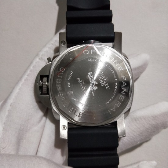 沛纳海新款系列:SUBMERSIBLE 潜行系列型号:PAM00683尺寸:直径47mm,厚度15mm玻璃:高硬度矿物质玻璃圈口:可逆时针方向旋转陶瓷圈口表带:舒适硅胶带表扣:原装针扣机芯:装配天津全自动机芯至臻精品，魅力呈现，欢迎转载