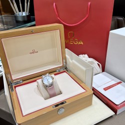 新款来袭！欧米茄/OMEGA星座系列最经典的一款 很多客人在找外圈带钻的欧米伽 此款硬货来了，此款星座系列钻石女表，手表直径34mm.采用日本1731机械机芯，（1:1）防炫目蓝宝石镜面，手表全套316L钢材，女士专用折叠扣。字面一级天然河贝母面镶嵌钻石刻度奢侈典雅.底盖为透视玻璃蓝宝石，机芯甲板采用欧米茄一贯批花风格，显示出超强立体感。搭配粉色，黑色鳄鱼皮、牛皮俩种选择。