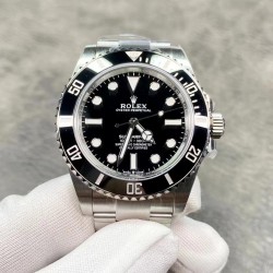 现货，可以秒发！劳力士124060 c厂出品，submariner 无历黑水鬼41mm直径，搭载一比一超级3230 动力72小时  无卡度机芯装饰 机芯及其稳定！904L精钢 /搭配ar厂钢带 ！表盘使用市场独家锅盖字面 无面脚设计 ps:有面脚的成本低很多 ！唯一做到指针夜光/字钉夜光 做到同色 因为都是第三方工厂加工+自购瑞士 c1+c3夜光粉 ！字钉ip白金电镀颜色无限接近原装 clean陶瓷类配件 无需赘述！ clean厂出品，出货实拍