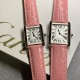 实拍【精品升级版】卡地亚超薄坦克Cartier Tank Solo系列,一款百搭 性价比又高的手表 采用瑞士石英机芯,圆珠形表冠,镶嵌一颗凸圆形合成尖晶石,镀银珠光表盘,罗马数字时标,剑形蓝钢指针,蓝宝石水晶镜面,可搭配进口鳄鱼纹牛皮表带,另有多种颜色荔枝纹原版皮为你打造个性化腕间配饰,直径:小号2431mm,中号2734mm。佩戴舒适柔软服帖,上手显得高贵又典雅,很气质很女人独家货源。「认准细节,欢迎质量对比」 实拍【精品升级版】卡地亚超薄坦克Cartier Tank Solo系列,一款百搭 性价比又高的手表 采用瑞士石英机芯,圆珠形表冠,镶嵌一颗凸圆形合成尖晶石,镀银珠光表盘,罗马数字时标,剑形蓝钢指针,蓝宝石水晶镜面,可搭配进口鳄鱼纹牛皮表带,另有多种颜色荔枝纹原版皮为你打造个性化腕间配饰,直径:小号2431mm,中号2734mm。佩戴舒适柔软服帖,上手显得高贵又典雅,很气质很女人独家货源。「认准细节,欢迎质量对比」