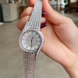 伯爵LIMELIGHT系列G0A38160女士腕表、原装瑞士石英机芯、316L精钢表壳、蓝宝石玻璃镜面、纯手工镶钻打造。尺寸：直径32mm厚7mm（市场最高版本）该款腕表备受女性喜爱，在不同的场合，映耀着她们各自的独特个性与迷人风彩你值得拥有