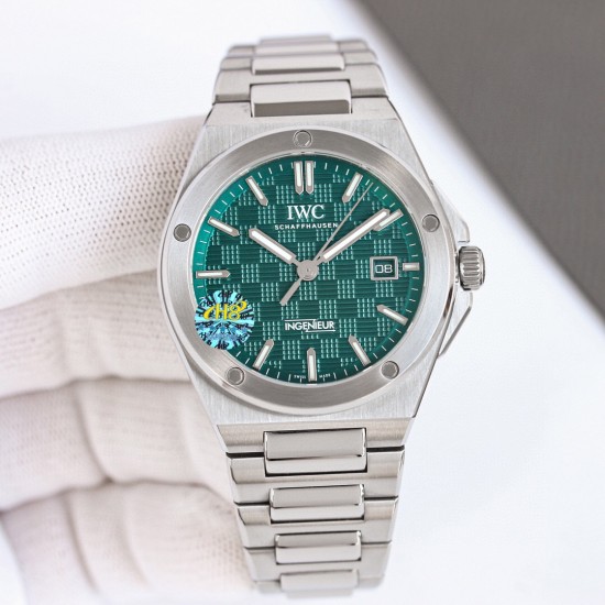 IWC 万国 全新工程师系列!全自动腕表40重塑了上世纪70年代杰罗.尊达风格!表盘经典网格设计和多边形螺丝表壳巨显独特,表带中间链节分别是(全沙带和中亮光)两种,同原装接件加强了腕表更适人体贴合度,蝴蝶式折叠表扣使佩戴感更加舒适。采用2824机芯改同32111机内配防磁盖2824机芯更加稳定!!尺寸40mm厚度10.7mm,冰蓝夜光 ,同时兼具典雅气质与动感活力,外观低调内敛,性能丰富多样。 IWC 万国 全新工程师系列!全自动腕表40重塑了上世纪70年代杰罗.尊达风格!表盘经典网格设计和多边形螺丝表壳巨显独特,表带中间链节分别是(全沙带和中亮光)两种,同原装接件加强了腕表更适人体贴合度,蝴蝶式折叠表扣使佩戴感更加舒适。采用2824机芯改同32111机内配防磁盖2824机芯更加稳定!!尺寸40mm厚度10.7mm,冰蓝夜光 ,同时兼具典雅气质与动感活力,外观低调内敛,性能丰富多样。