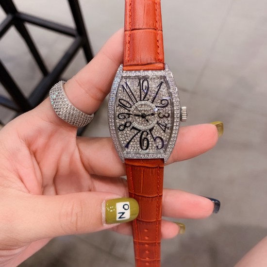 ✔️✔️法兰克穆勒 FranckMuller 36mm*45mm酒桶型表壳和夸张的弧度设计满足了小女生对FM的热爱✔️✔️