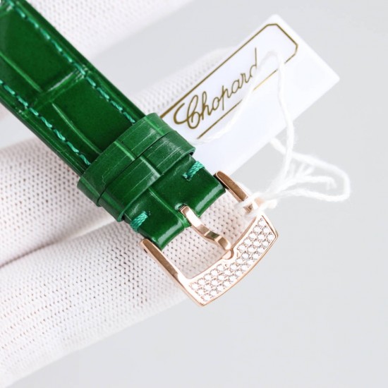 萧邦新款chopard Happy Sport系列之彩钻腕表，以精钢搭配钻石，凝固刹那时刻，绽放隽永气质！精彩细节：1⃣️搭载与众不同的珍珠贝母字面，纹理和放射出来的光晕实属完美。2⃣️表盘搭配7颗快乐彩钻，采用施华洛世奇水晶，颗颗饱满闪烁！每一个颗的底座都是精雕细琢，以求实现正品钻珠那一致的旋转运动的效果！3⃣️壳套316L精钢表壳两侧均镶嵌顶级施华洛世奇水晶，颗颗火彩熠熠，色泽白净透亮4⃣️搭配海鸥2892机芯机械！AN Factory精品之作 时间总让人惊喜不断 您绝对值得拥有！欢迎您的品鉴！