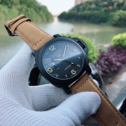 沛纳海 PAM01441 44mm表径全高端做工一比一，专柜品质送礼首选 黑色表盘与黑色精钢材质表壳浑然一体，完美的将沛纳海的深海气息表现出来。夜光阿拉伯数字时标非常醒目，并且与黑色表盘非常融洽，丝豪没有突兀感，另外表带也使用316L精钢材质、搭载他TJ全自动上链机芯，具备GMT格林威治时间功能！！！绝对高品质！！！三杰为你精致推荐男士多功能石英男士腕表 精致传承真实效果 SJ品质的保证