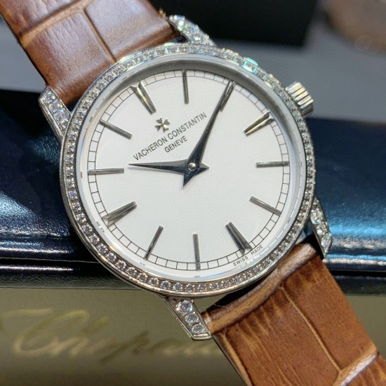 实拍2020年江诗丹顿传袭超薄系列-Vacheron Constantin 专为女神打造的,奢华时尚,采用进口316钢表壳,搭配原装进口9015机芯(0返修),天然蓝宝石玻璃镜面,直径33mm,超薄工艺7.8mm,超强防水30米,竹节纹进口小牛皮表带,一表一码。 实拍2020年江诗丹顿传袭超薄系列-Vacheron Constantin 专为女神打造的,奢华时尚,采用进口316钢表壳,搭配原装进口9015机芯(0返修),天然蓝宝石玻璃镜面,直径33mm,超薄工艺7.8mm,超强防水30米,竹节纹进口小牛皮表带,一表一码。