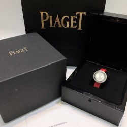 实拍 伯爵-PIAGET 女士腕表 瑞士石英机芯 316L精钢表壳 真牛皮表带 尺寸34*8mm 蓝宝石玻璃镜面 简约的设计,大胆而多彩的配色,以及旋转表圈是伯爵品牌 Possession腕表的特质所在。通过品牌制表师们天马星空的创意,将各个亮色的表带与贵金属、钻石、精钢材质相融,通过圆形盘面的演绎,令全新的 Possession腕表越发闪耀夺目,给人眼前一亮之感。
